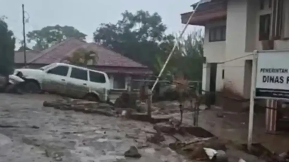 Banjir Bandang Terjang Solok, Kantor Pemerintah dan Rumah Warga Terdampak