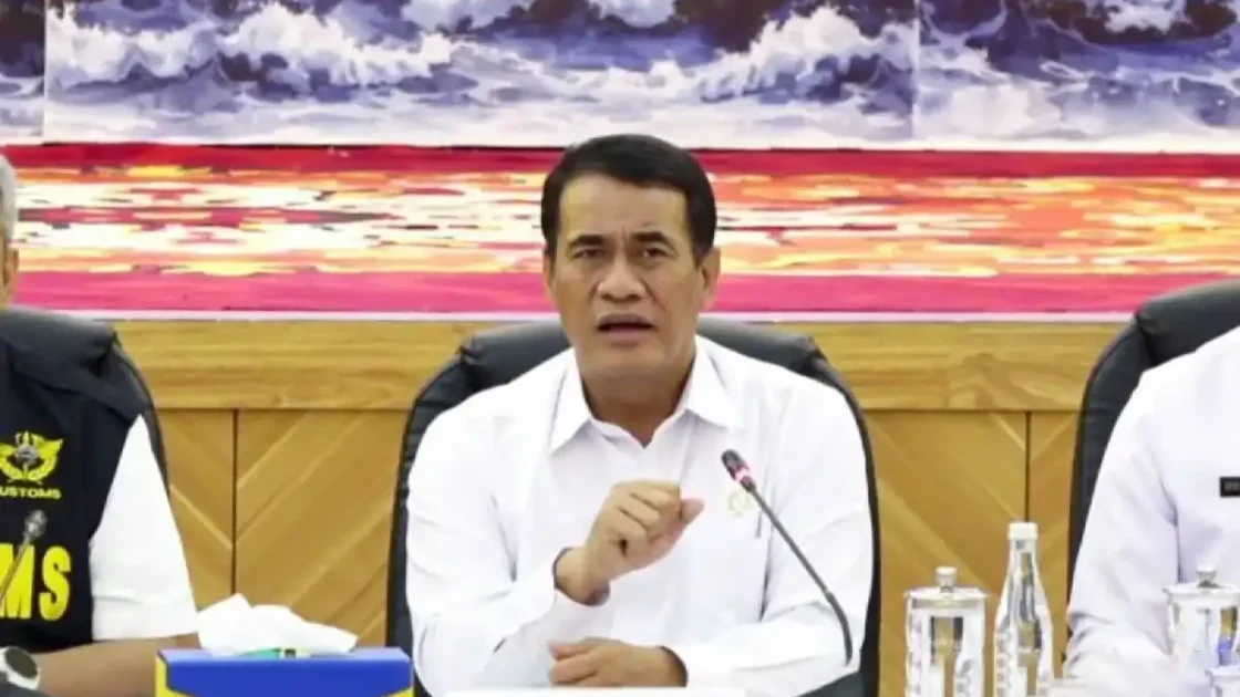 Menteri Pertanian Andi Amran Sulaiman membahas penindakan impor beras ilegal